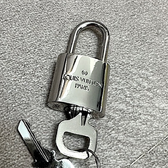 Silver Louis Vuitton lock Key Necklace complimentary, Authentic, Number 315 - Picture 6 of 7